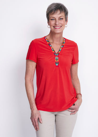 Tee-shirt maille extensible encolure fantaisie Rouge