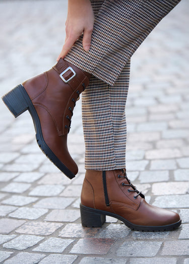 Boots lacées à talon semelle crantée Marron