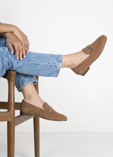 Mocassins en cuir souple, bride métal Marron