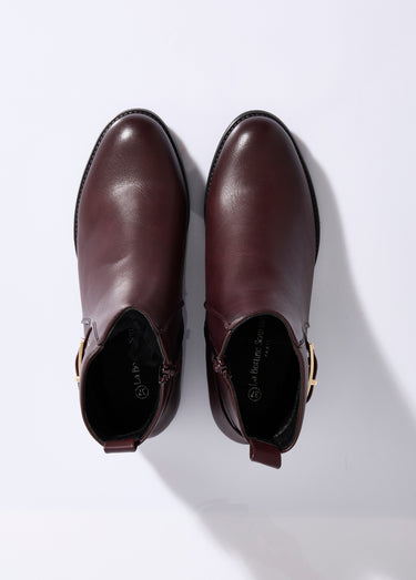 Bottines plates chic avec bride métal Bordeaux