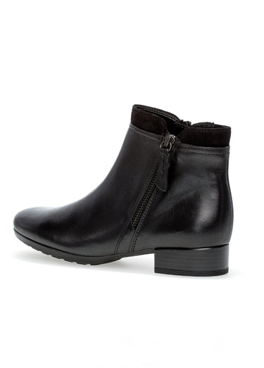 Boots zippées en cuir petit talon Noir