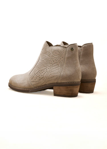 Boots en cuir perforé avec petit talon Beige