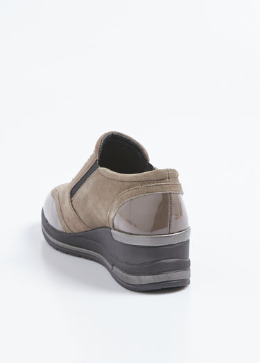 Baskets compensées, cuir suédé et vernis Taupe