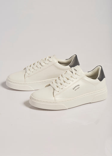 Sneakers sportswear chic monochromes Blanc