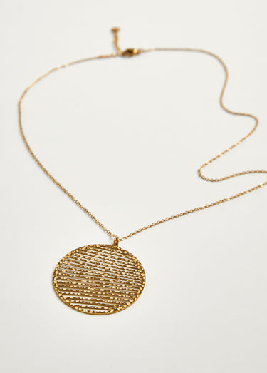 Collier pendentif strié en acier martelé Dore