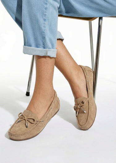 Mocassins en suédine avec œillets métal Beige