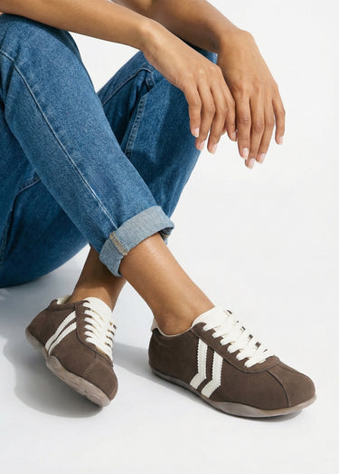 Baskets plates, chevrons simili cuir Marron