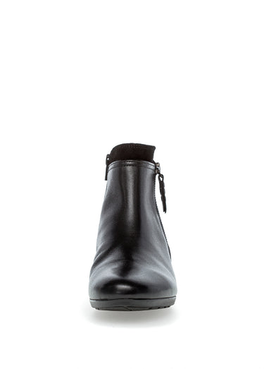 Boots zippées en cuir petit talon Noir