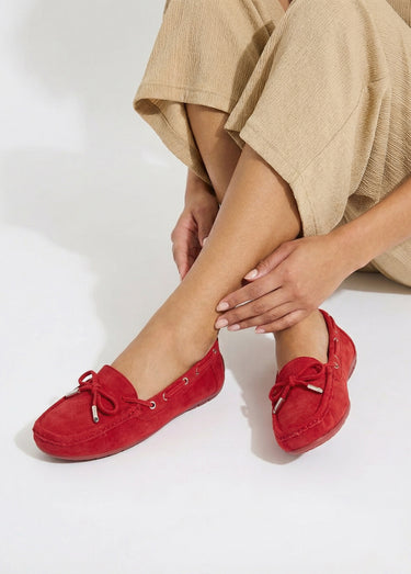 Mocassins en suédine avec œillets métal Rouge