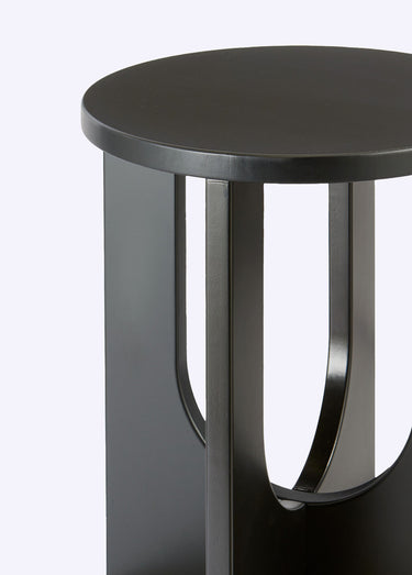 Table d'appoint épurée avec pied évidé Noir