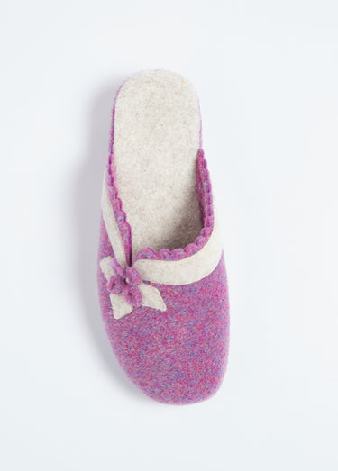Chaussons mules en feutre, détail fleur Parme