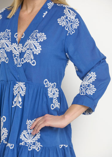 Robe volantée courte avec broderies Bleu