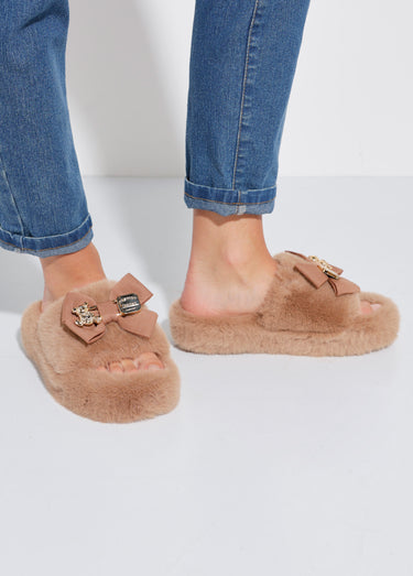 Mules fourrure et noeud Camel