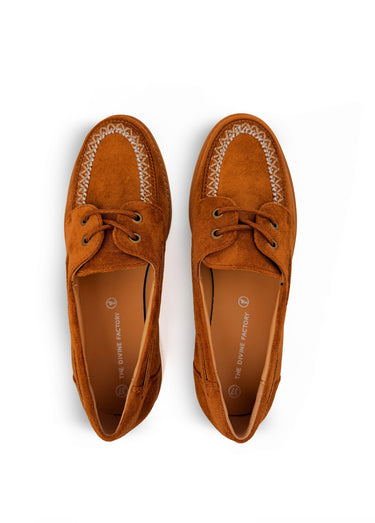 Derbies aspect suédine, détails brodés Camel