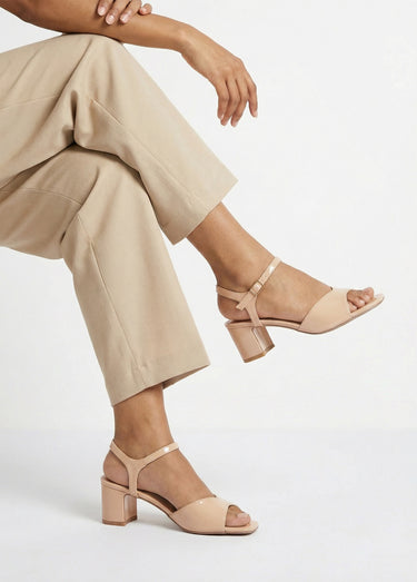 Escarpins vernis bout ouvert fantaisie Nude verni