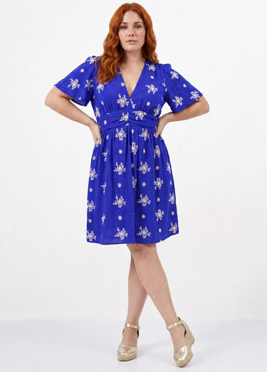 Robe broderies ajourées contrastantes Bleu Vif