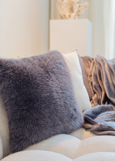 Coussin déco fausse fourrure longs poils Gris