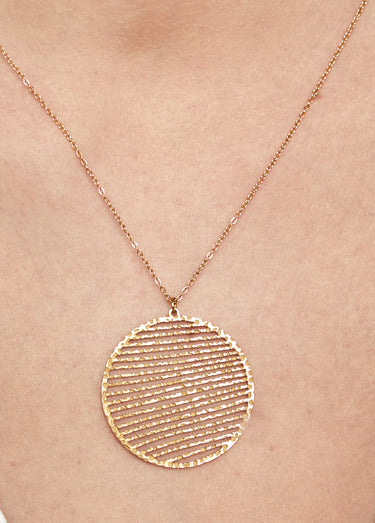 Collier pendentif strié en acier martelé Dore