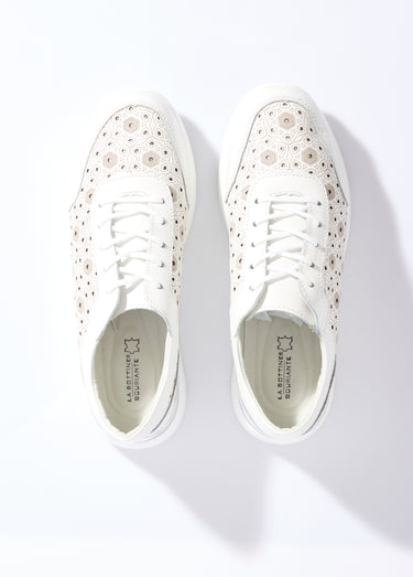 Baskets à lacets perforations fleuries Blanc
