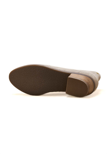 Boots en cuir perforé avec petit talon Beige