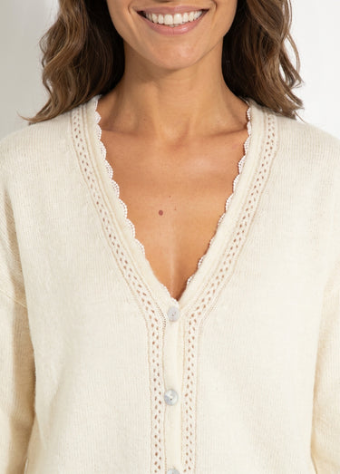 Gilet boutonné col V ajouré et macramé Ecru