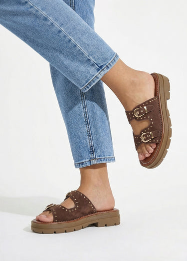 Mules brides cloutées, semelle crantée Marron