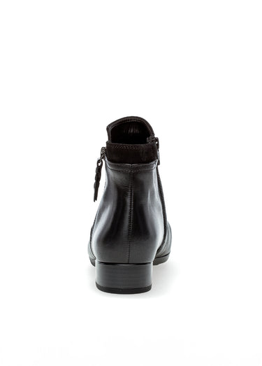 Boots zippées en cuir petit talon Noir
