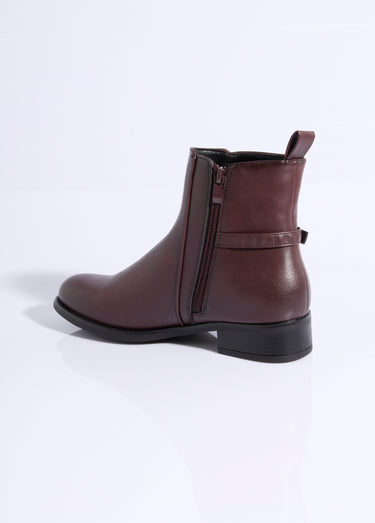 Bottines plates chic avec bride métal Bordeaux