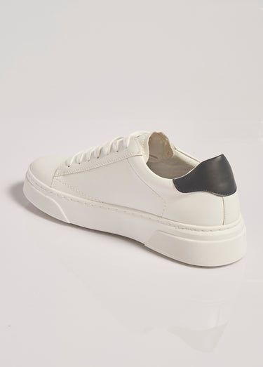 Sneakers sportswear chic monochromes Blanc