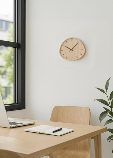Horloge forme organique, détails métal Naturel