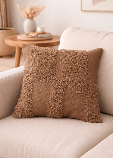 Coussin carré tufté motif abstrait Camel