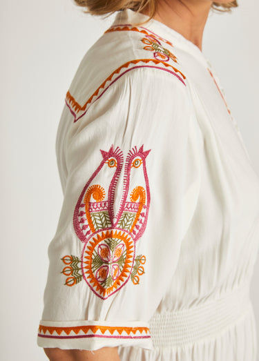 Robe courte brodée à boutons Ecru