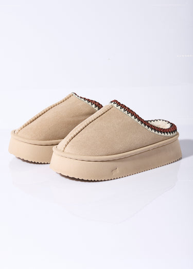 Mules suédine compensées, galon brodé Beige