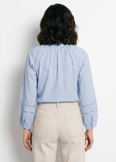 Tunique col V boutonnée, détails macramé Bleu Clair