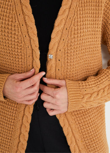 Long gilet chaud perlé col V torsadé pressionné Miel