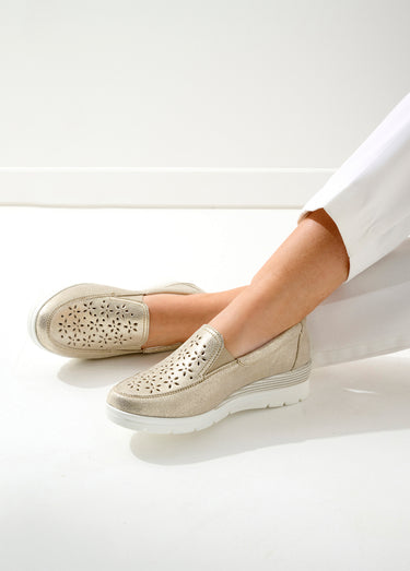Mocassins grande largeur cuir brillant Dore