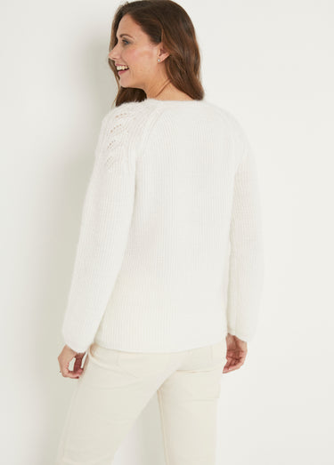 Pull doux maille poilue col rond perlé ajouré Ecru