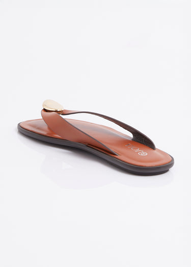Tongs simili cuir, détail bijou métal Camel