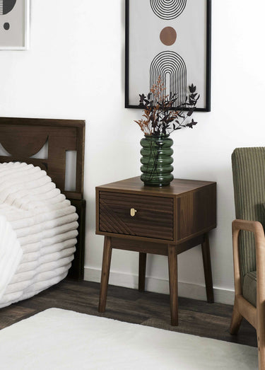 Table de chevet en bois foncé rainuré Marron