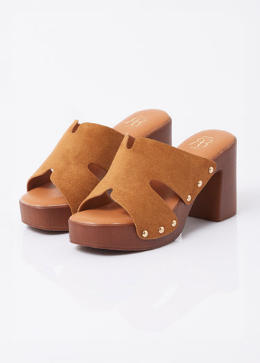 Sabots à talon, dessus suédine cloutés Camel