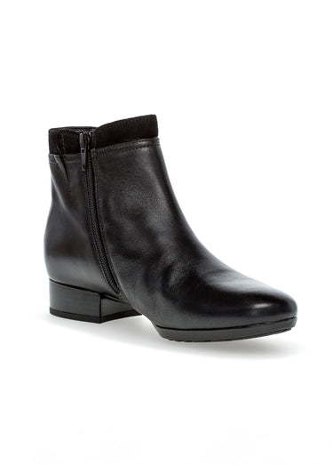 Boots zippées en cuir petit talon Noir