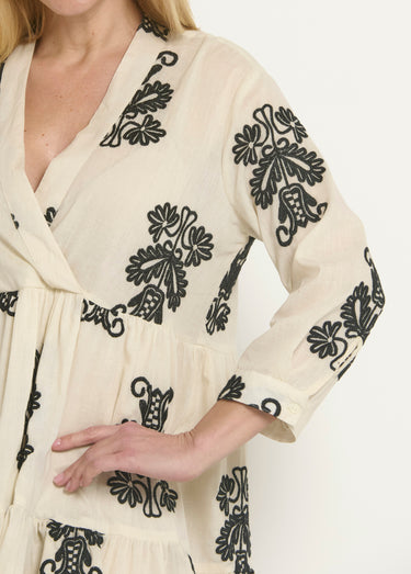 Robe cache-coeur courte brodée à volants Ecru