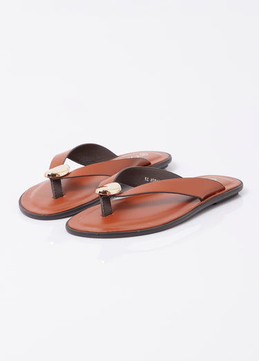 Tongs simili cuir, détail bijou métal Camel