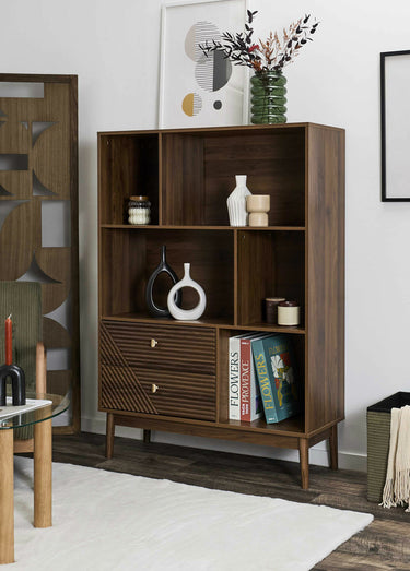 Bibliothèque en bois foncé rainuré Marron