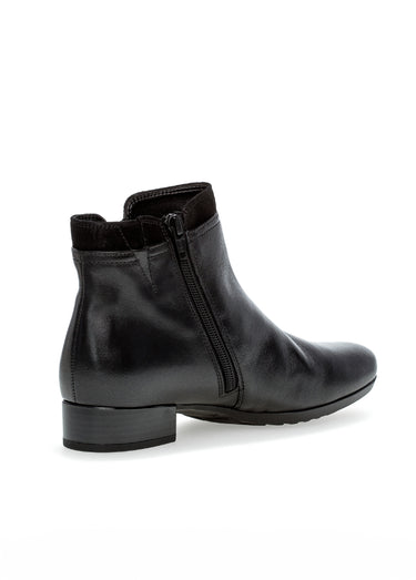 Boots zippées en cuir petit talon Noir