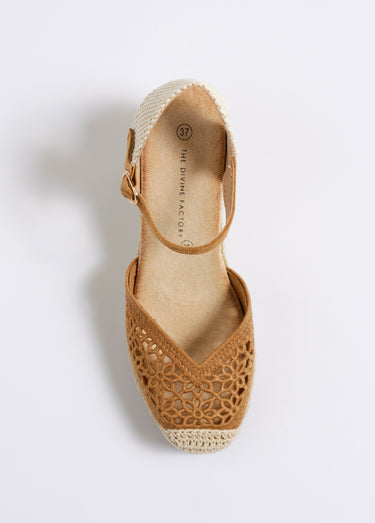 Espadrilles compensées fleurs ajourées Camel