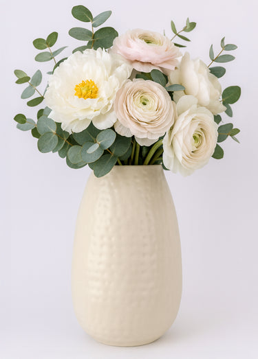 Vase ovale en céramique aspect martelé Beige