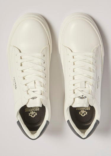 Sneakers sportswear chic monochromes Blanc