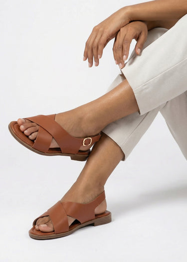 Sandales plates avec brides croisées Camel