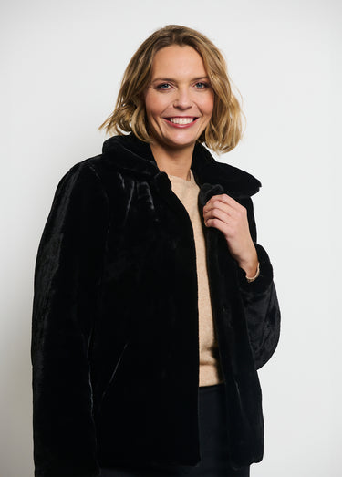 Veste courte en fausse fourrure Noir
